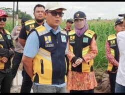 Bupati Lampung Tengah Tinjau Perbaikan Jalan Di Kecamatan Seputih Agung