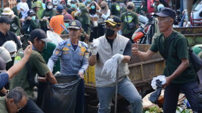 Bupati Lampung Tengah dr. Ardito Wijaya M.K.M Gelar Gerakan Bersih Sampah Plastik